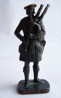 FIGURINE KINDER  METAL SOLDAT ECOSSAIS 1743  3 RP JOUEUR DE CORNEMUSE 80's Bruni - KRIEGER SCHOTTEN Dudelsackpfeifer (1) - Figurines En Métal