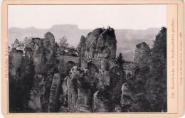 Sächsische Schweiz Basteibrücke Vom Ferdinandstein Gesehen Pappfoto 11x16,8 Cm 1899 Verlag Hermann Poy Dresden - Bad Schandau