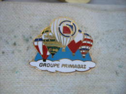 Pin's Avec 5 Montgolfieres Du Groupe PRIMAGAZ - Fesselballons