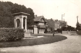 76 Goderville. Le Monument Et La Route De Fecamp - Goderville