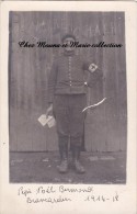 CPA CARTE PHOTO MILITAIRE WWI BRANCARDIER PEPE NOEL AVEC LE JOURNAL LA CROIX 678 - Personen