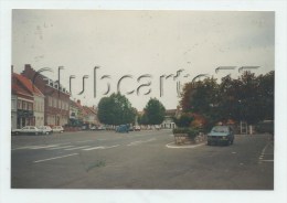 Wormhout (59) : La Place Centrale Et Le Magasin "Pichoum"  Photo Projet CP GF  1990 (animé)  RARE. - Wormhout