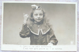 CPA PHOTO Veritable MAURICE 514 Serie Les Doigts Le Pouce N° 2 Enfant Fille Fillette Voyagé 1908 Breux Montmedy - Collections, Lots & Series