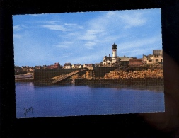 ILE DE SEIN Finistère 29 : Entrée Du Port La Cale Du Bateu De Sauvetage Et Le Phare Men Brial  1976 - Ile De Sein