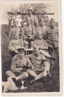 CPA CARTE PHOTO MILITAIRE GROUPE DE SOLDATS ET LEUR CHIEN CROIX DE GUERRE PATTES DE COL NON IDENTIFIEES 778 - Personen