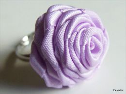 Bague Pour Une Rose En Satin Parme Sur Anneau Réglable Argenté   Une Jolie Fleur En Satin Parme Réalisée Par Magali (Fle - Bagues