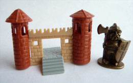 FIGURINE KINDER  METAL & PLASTIQUE - CHATEAUX MEDIEVAUX ET CHEVALIERS - HINTER DER STADTMAUER 1 WACHE MIT TOR - Figurines En Métal