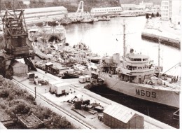 Photo Originale Batiment Militaire M 609 Narvik Dragueur + Remorqueur Efficace Port De Brest 1974 - Bateaux