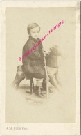 Photo CDV Vers 1865 -garçon Sur Son Cheval De Bois-jouet-photo Le Roch école Impériale Cavalerie De Saumur - Ancianas (antes De 1900)