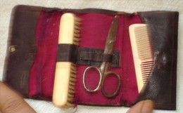 RARE PETIT NECESSAIRE TRES ANCIEN DE MANUCURE EN CUIR BROSSE PEIGNE CISEAUX - Autres & Non Classés