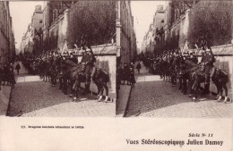 Vues Stéréoscopiques Julien Damoy N°10 Dragons Lanciers Attendant Le Défilé  Série 11 ( Rue De PARIS Chevaux  Uniforme … - Cartes Stéréoscopiques