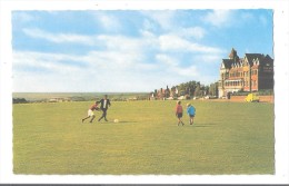 FRINTON ON SEA UNUSED POSTCARD ESSEX PLAYING FOOTBALL USED 1970 - Sonstige & Ohne Zuordnung