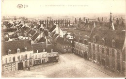 Hondschoote (59122) : Vue Panoramique. Hôtel Du Sauvage, Maison Communale. Petite Animation.. - Hondshoote