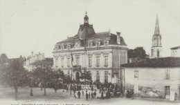 COUTRAS (Gironde) - L'Hôtel De Ville - Très Animée - Other & Unclassified