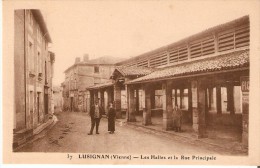 LUSIGNAN (86600) : Les Halles Et La Rue Principale. Petite Animation. - Lusignan