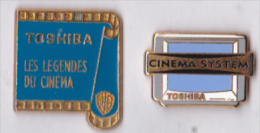 2 Pin´s Cinéma Toshiba, Métal & émail, Légendes Warner Bros Et Cinéma System Signé Starpin´s - Cinéma