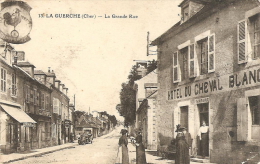 131 - LA GUERCHE - LA GRANDE RUE - HOTEL DU CHEVAL BLANC - La Guerche Sur L'Aubois