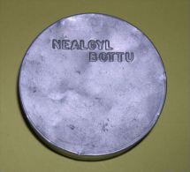 BOITE METAL NEALGYL BOTTU - MEDICAMENT - DIAMETRE :  5, 8 Cm HAUTEUR : 1,6 Cm - Scatole/Bauli