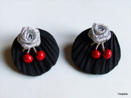 Boucles D'oreilles Clous Soie Shibori Noire Rose Argentée Cerises Rouges émaillées Doublées Cuir - Boucles D'oreilles