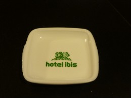 = Cendrier Publicitaire Hôtel Ibis, Genre Arcopal Blanc - Verre