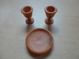 Assiette + 2 Verres Miniatures En Bois (olivier?) (diam Assiette 25mm; Hauteur Verre : 18mm) - Meubelen