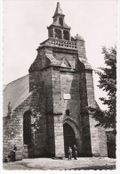 CPSM - 22 - Saint-Nicolas-du-Pelem -  L'Eglise    -   ( 2 Personnes Devant Le Porche ) - Saint-Nicolas-du-Pélem