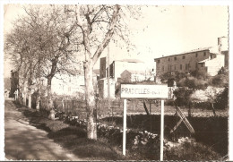 Aude - 11 - Pradelles En Val - Entrée Du Village  - Ed Photo Caujolle De Marseille En 1967 Cachet Pointillé - Andere & Zonder Classificatie