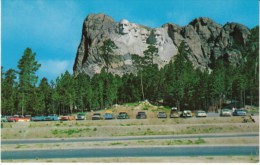Mount Rushmore South Dakota, President Memorial, Auto Early View Of Parking Lot, C1950s Vintage Postcard - Mount Rushmore