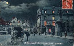 Dijon : Place D'Armes, Rue De La Liberté (série Dijon, La Nuit, N°15 - Edition De La Ménagère) - Dijon