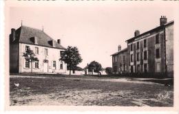 CPA.. MEZIERES SUR ISSOIRE...L'ECOLE DES GARCONS - LA GENDARMERIE...BE..SCAN - Meziere Sur Issoire