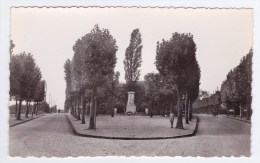 VAIRES SUR MARNE - SQUARE LAFONTAINE AVEC MONUMENT AUX MORTS - FORMAT CPA NON VOYAGEE - CLICHE BARRON - Ed. BOANICH - Vaires Sur Marne