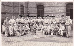 CPA CARTE PHOTO MILITAIRE 1933 52 EME REGIMENT AVEC UNE CAISSE DE PATES ALIMENTAIRES FERRAND ET RENAUD 587 - Régiments