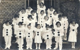 PICARDIE - 80 - SOMME - CRCY EN PONTHIEU - Groupe De Pierrots Lors D'une Fête Au Village - Carte Photo Top - Crecy En Ponthieu