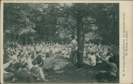 PAYS-BAS OMMEN / Au Camp D'Ommen, Un Meeting Dans Les Bois, Monsieur Krishnaji Est Debout / - Ommen