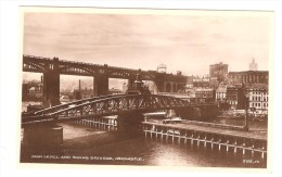 High Level And Swing Bridges, NEWCASTLE ON TYNE, GB;pont Tournant De Fer ;PUB NESTLE Milk ; Années 40, TB - Newcastle-upon-Tyne