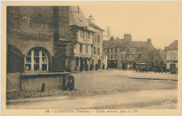 Lesneven (Finistère) Vieilles Maisons, Place Le Flô - Lesneven