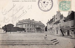 95 Viarmes La Place De La Mairie Animée Chien - Viarmes