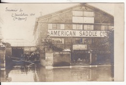 Carte Photo Innondation Du 30 Janvier 1910  à PARIS (75) ? Ou Banlieue ?  Usine AMERICAN SADDLE Co. Personnels En Barque - De Overstroming Van 1910