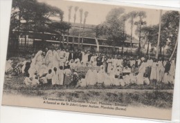 UN ENTERREMENT  A LA  LEPROSERIE  MANDALAY Dos Vert - Myanmar (Burma)