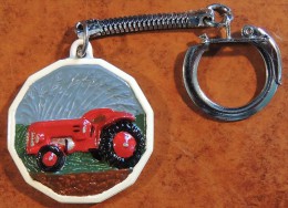 Tracteur Agricole : Ancien Porte-clé Tracteur Rouge En Relief (marque Inconnue) - Tractores