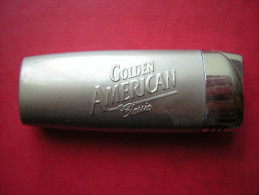 BRIQUET   GOLDEN AMERICAN  CLASSIC  AMERICAN BLEND   SPIRIT OF THE FREE   NE FONCTIONNE PLUS  (  PLUS DE GAZ ) - Other & Unclassified