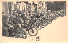 ¤¤  -  Cliche D´un Groupe De Motards Devant Un Magasin " Tricomaille "  -  MOTOS   -  Voir Description  -  ¤¤ - Motorbikes