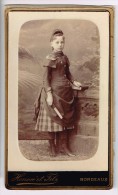 CDV - HONORE ET FILS à Bordeaux - Portrait D'une Jeune Fille, Robe, Coiffure, éventail (2scans) - Antiche (ante 1900)