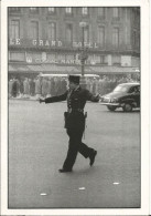CPM 1075 Paris FLIC 1959 - Agent Circulation Siflet Képi - Grand Hôtel Publicité Cognac Martel - Photo HORVAT 1995- NV - Police - Gendarmerie