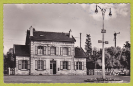 Presles - Courcelles - La Gare (pylone "signaux" Au Dessus Des Arbres - Place Du Général Leclerc (rond-point) - Presles