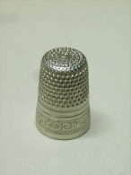 DÉ à COUDRE Métal Avec Frise N° 6 Ou 9 (?) - Thimbles