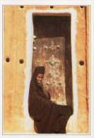 Mauritanienne Assise Sur Le Pas De Sa Porte A Oualata - Mauritanië