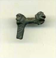 - PETIT FRAGMENT DE TREPIED EN BRONZE . FIGURES HUMAINES AUX ANGLES . - Archeologie