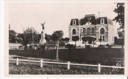 GUJAN MESTRAS (GIRONDE) 66 MAIRIE ET MONUMENT AUX MORTS - Gujan-Mestras