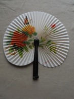 Ancien - Eventail Chinois En Papier Années 70 (Fleurs, Papillon) - Abanicos